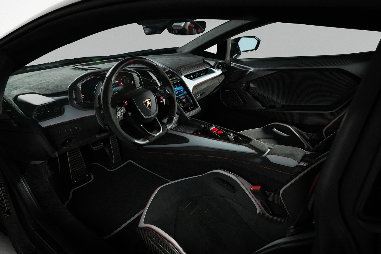 Lamborghini Revuelto SV на дороге