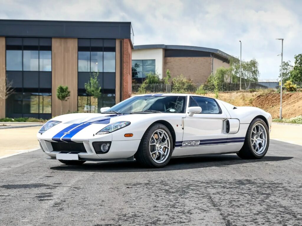 Аналитический обзор: Особенности и характеристики Ford GT европейской спецификации с гоночной ливреей Sonic Blue