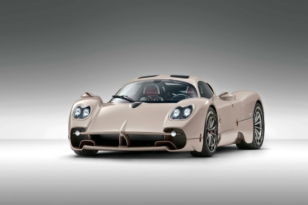 Pagani Utopia: Аналитический обзор нового гиперкара с механической коробкой передач