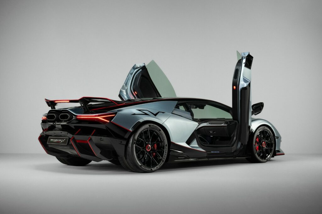 Lamborghini Revuelto SV: новый эталон мощности и скорости в мире суперкаров