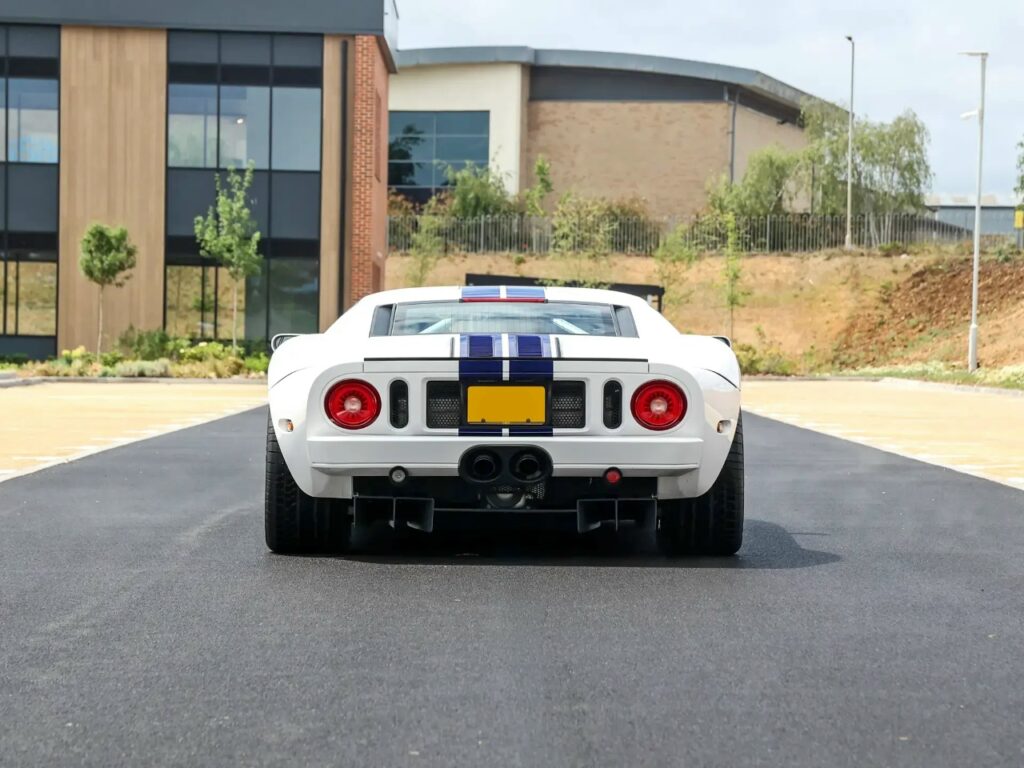 Аналитический обзор: Особенности и характеристики Ford GT европейской спецификации с гоночной ливреей Sonic Blue