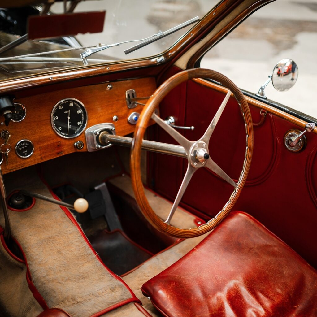 Bugatti Type 57S Atalante Roll Back: История первого суперкара с компрессорным 8-цилиндровым двигателем 1935 года