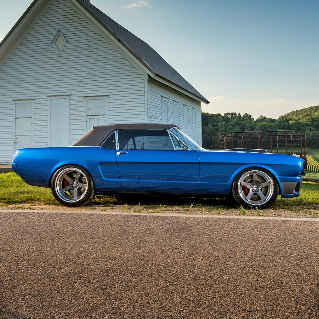 Аналитический обзор: тюнинг Ford Mustang Convertible 1965 года от Ringbrothers с современным V8
