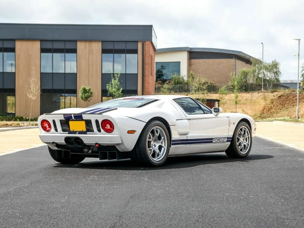 Аналитический обзор: Особенности и характеристики Ford GT европейской спецификации с гоночной ливреей Sonic Blue
