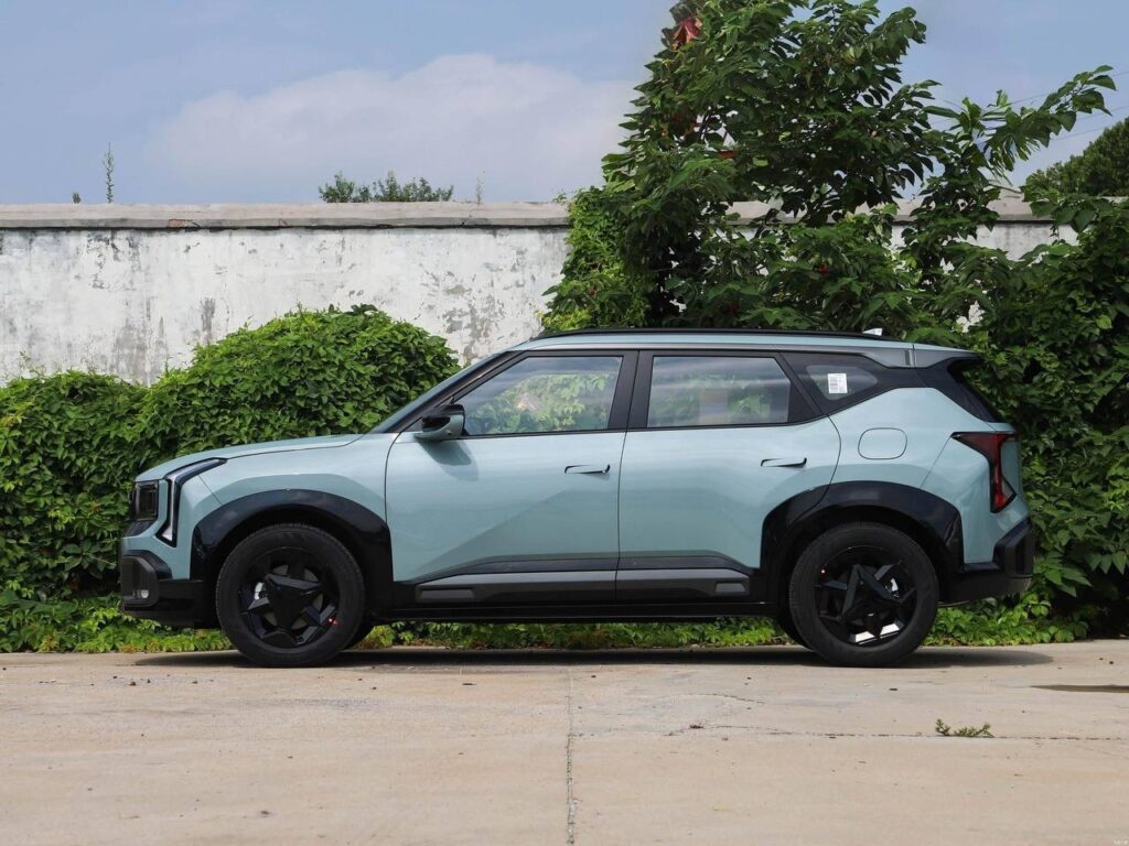 Обзор нового Kia Seltos для Китая: инновационный 27-дюймовый дисплей и современные технологии