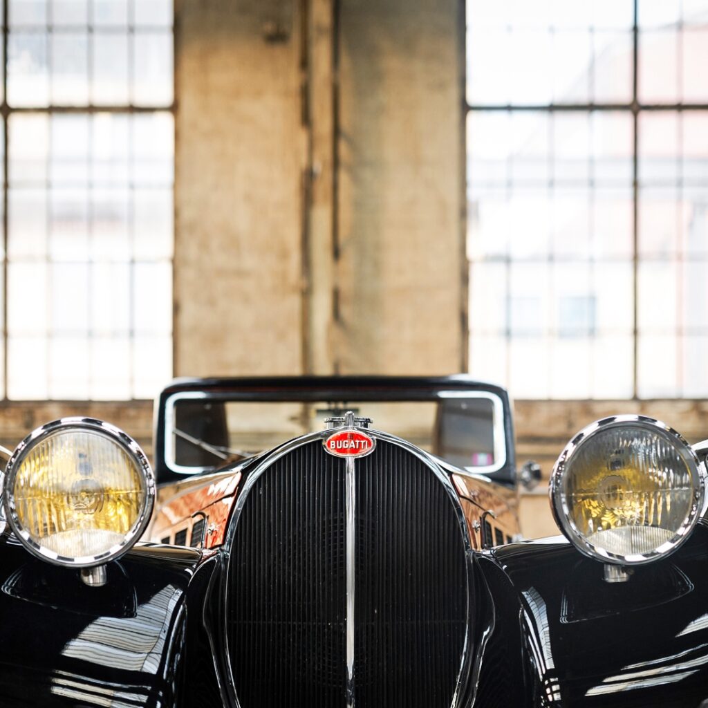 Bugatti Type 57S Atalante Roll Back: История первого суперкара с компрессорным 8-цилиндровым двигателем 1935 года