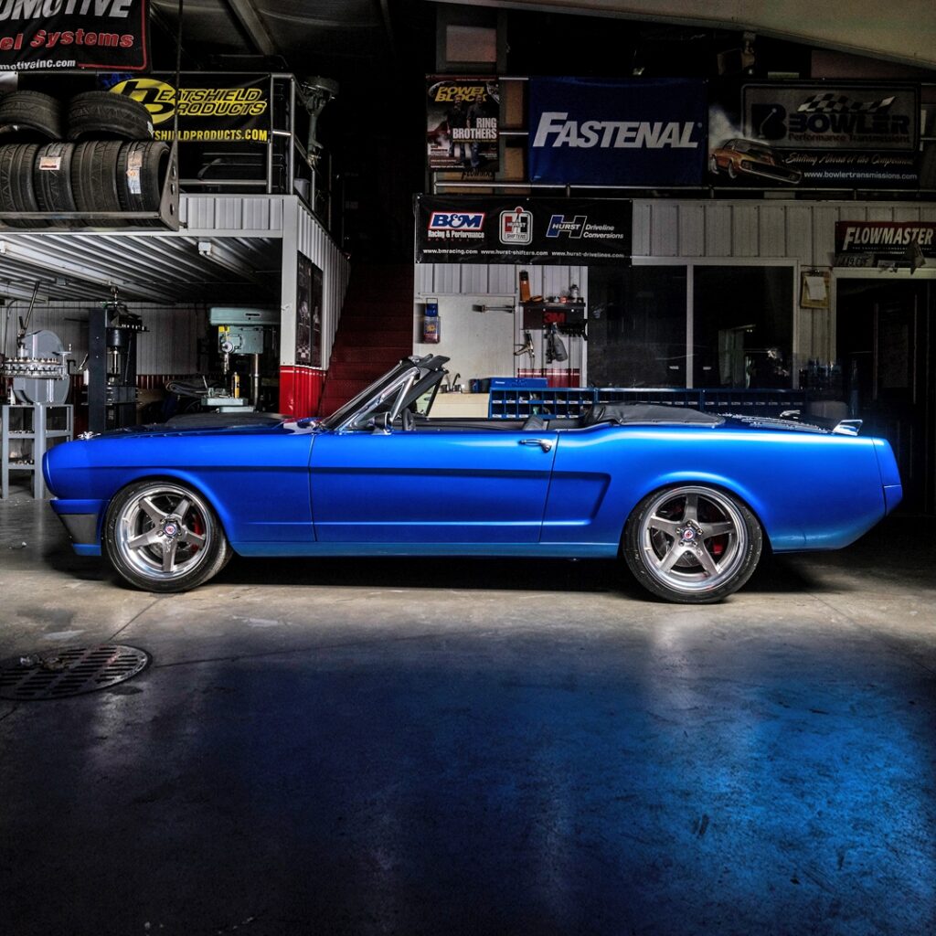 Аналитический обзор: тюнинг Ford Mustang Convertible 1965 года от Ringbrothers с современным V8