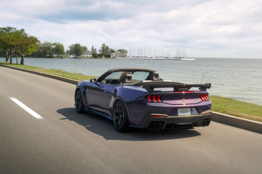 Ford Mustang Dark Horse SC: самый мощный кабриолет в истории бренда с акцентом на комфорт