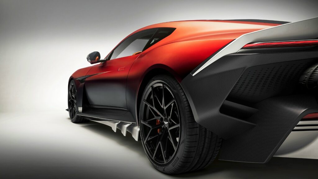 Aston Martin Valen: новый рубеж в мире переднемоторных суперкаров
