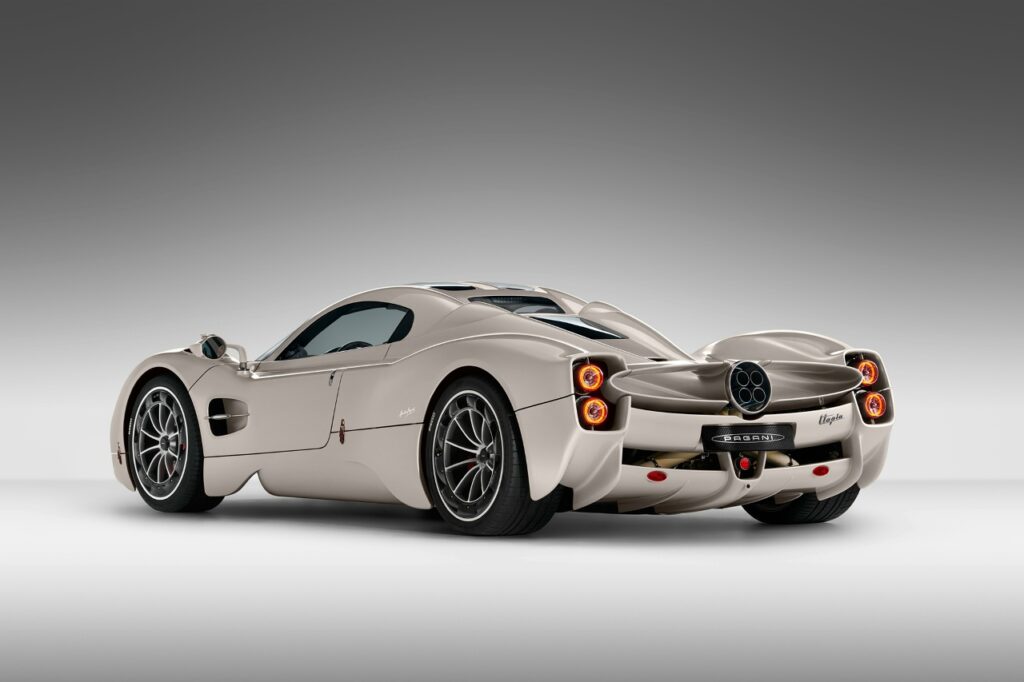 Pagani Utopia: Аналитический обзор нового гиперкара с механической коробкой передач