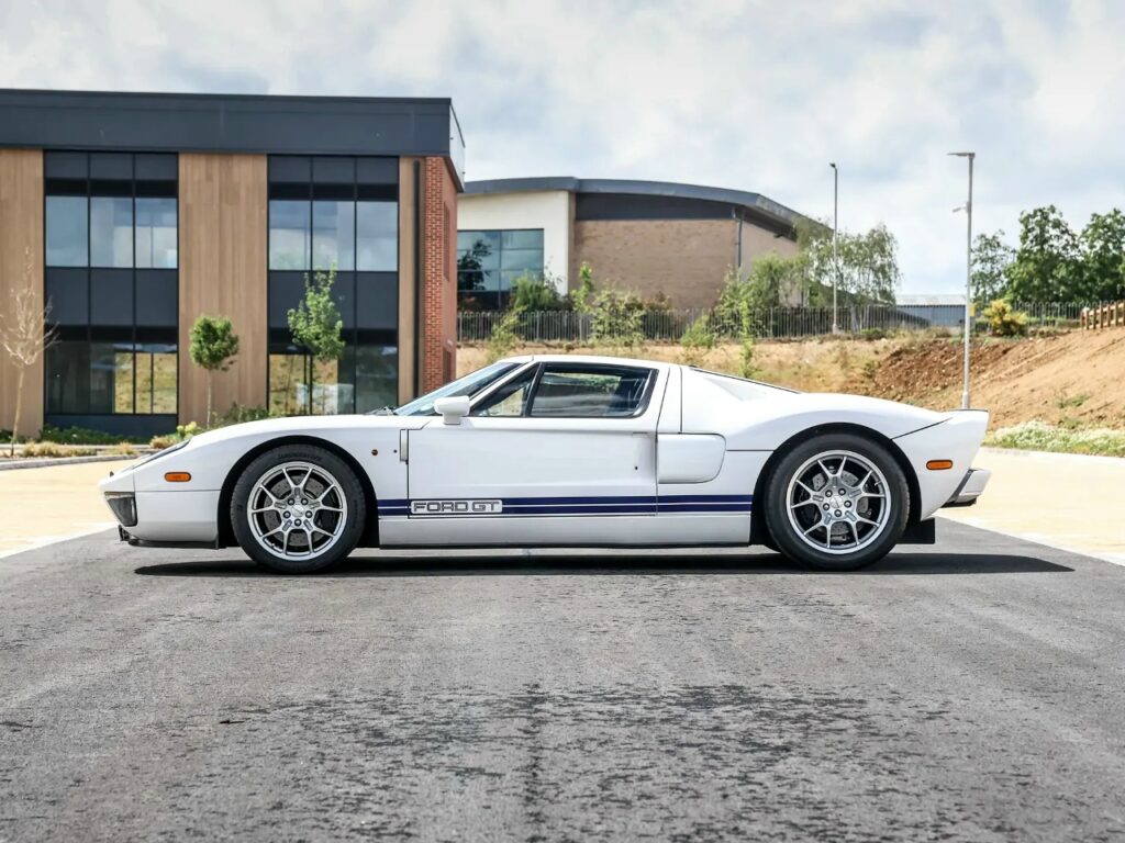Аналитический обзор: Особенности и характеристики Ford GT европейской спецификации с гоночной ливреей Sonic Blue