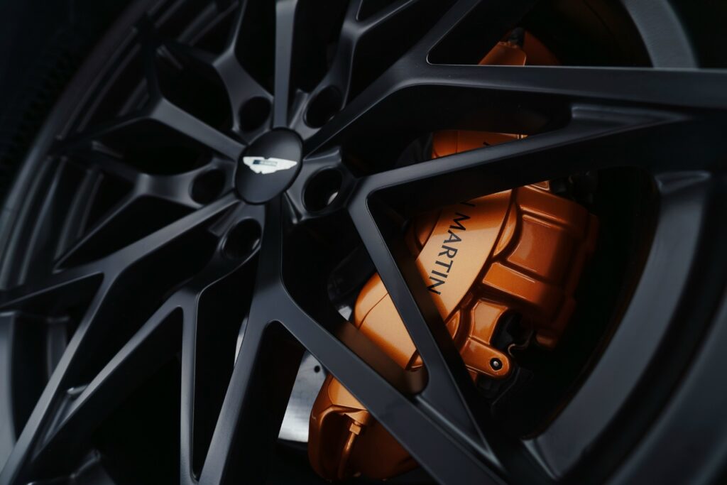 Aston Martin Valen: новый рубеж в мире переднемоторных суперкаров