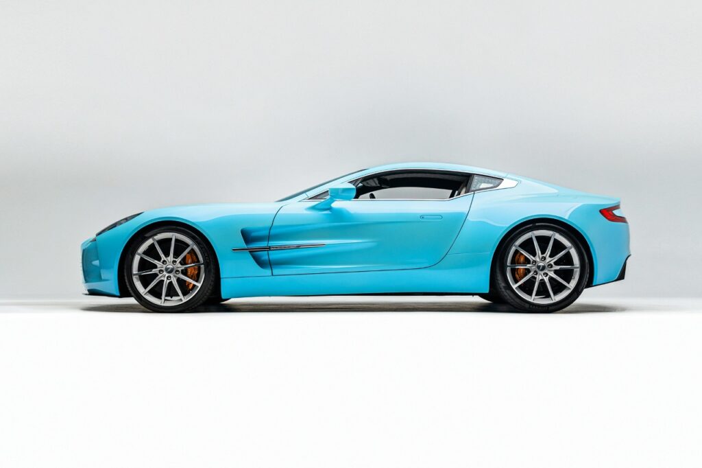 Aston Martin One-77: Аналитика легендарного суперкара 2009 года