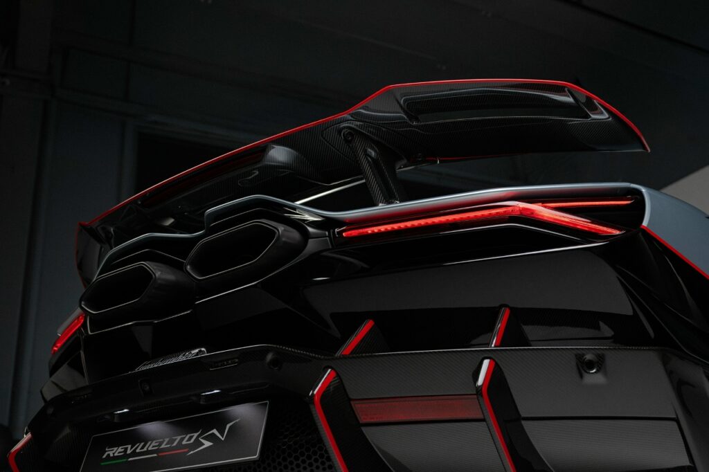 Lamborghini Revuelto SV: новый эталон мощности и скорости в мире суперкаров
