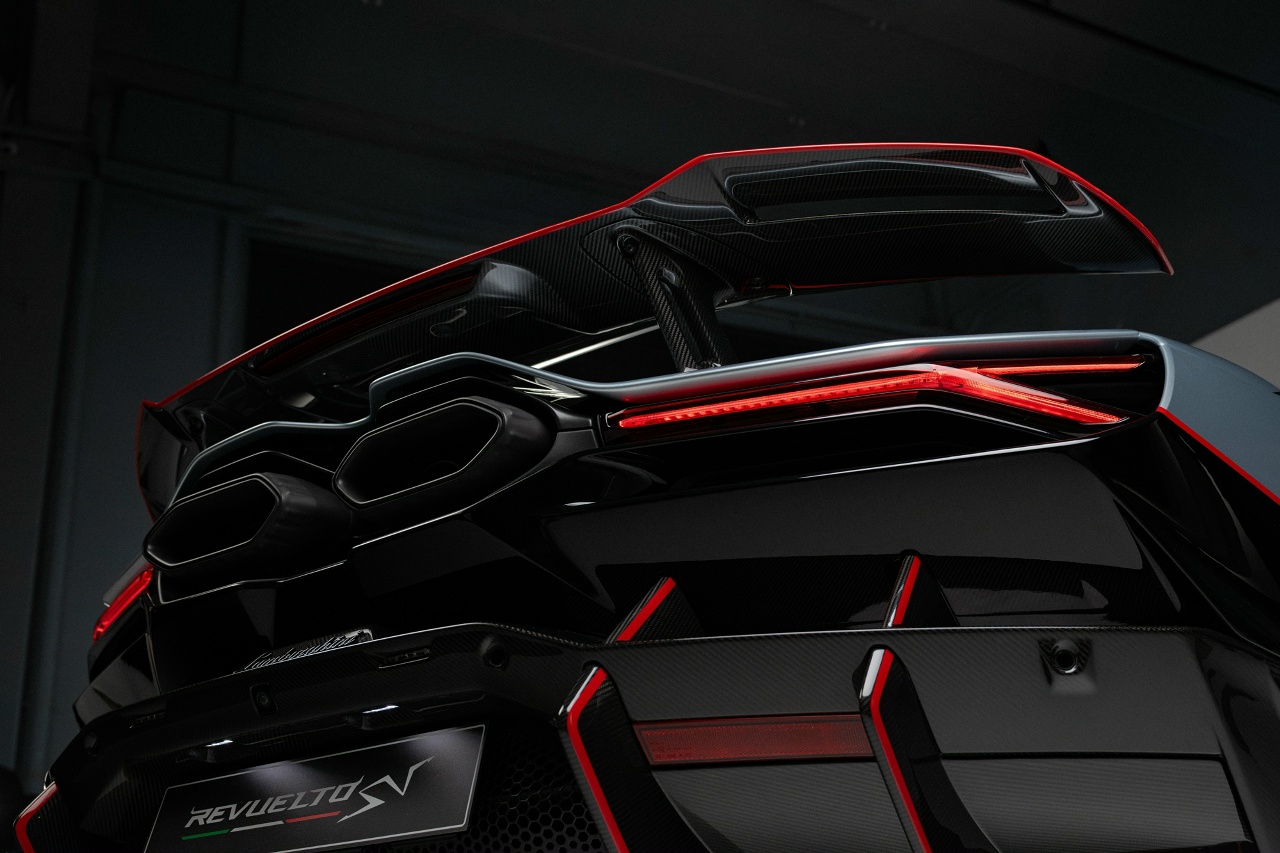 Lamborghini Revuelto SV вид сзади