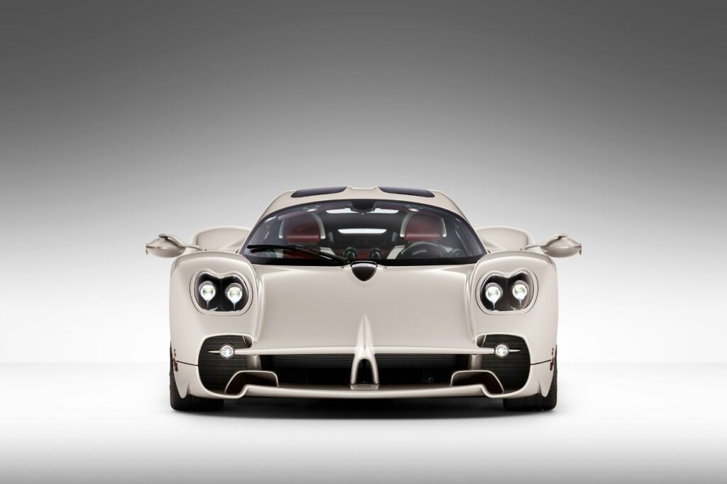 Pagani Utopia: Аналитический обзор нового гиперкара с механической коробкой передач