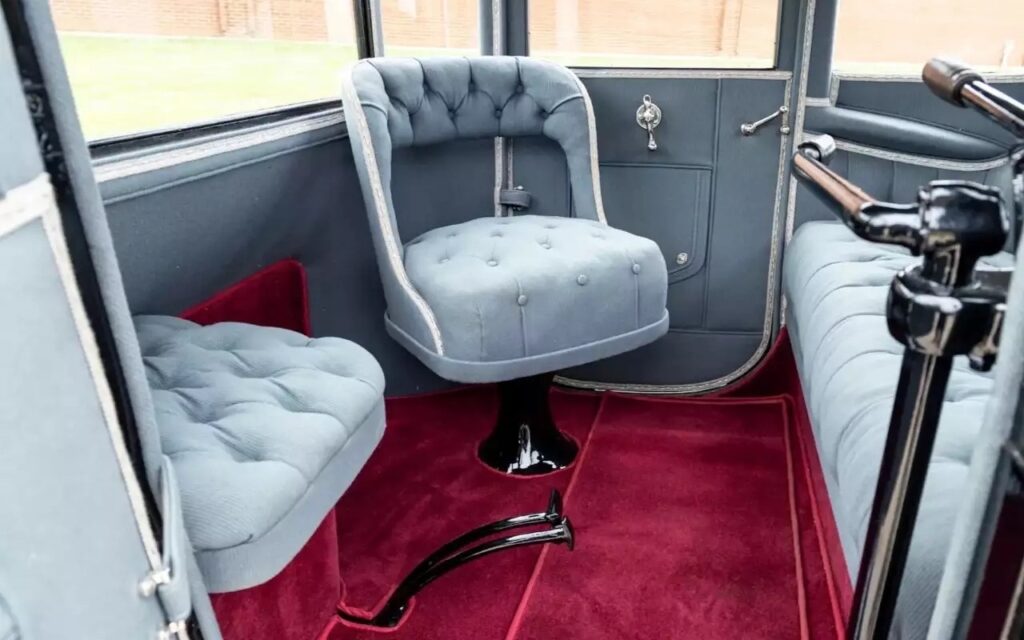 Исторический электромобиль 1918 года Detroit Electric Model 75B Brougham снова на ходу благодаря современным технологиям