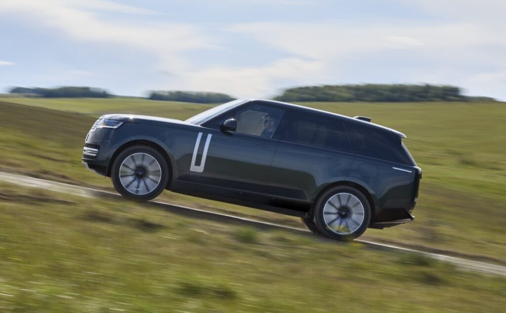 Range Rover представил первый полностью электрический внедорожник с выдающимися внедорожными характеристиками