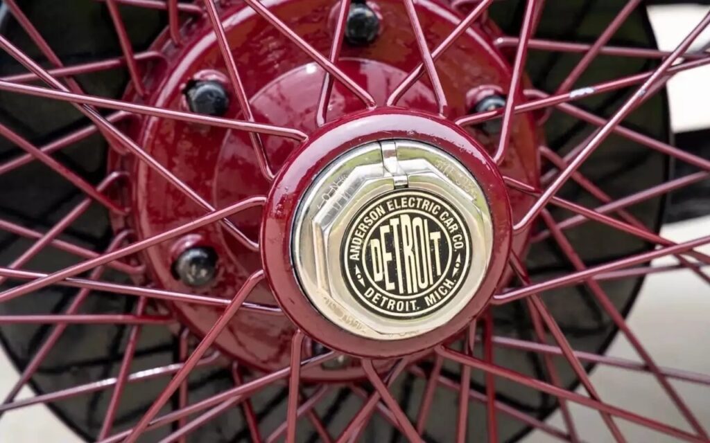 Исторический электромобиль 1918 года Detroit Electric Model 75B Brougham снова на ходу благодаря современным технологиям