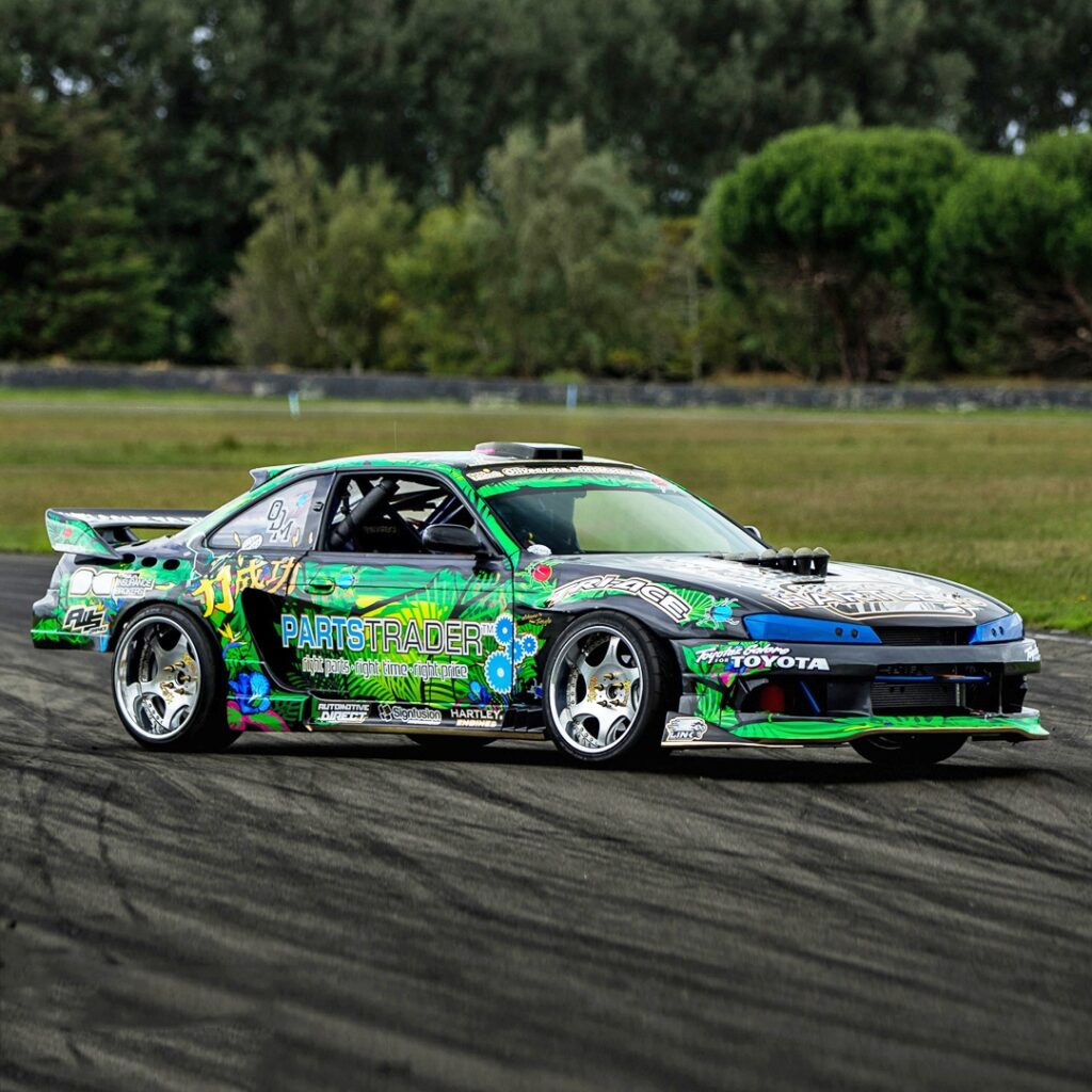 Анализ уникального дрифт-кара Nissan Silvia S14 с двигателем V12 в чемпионате D1NZ