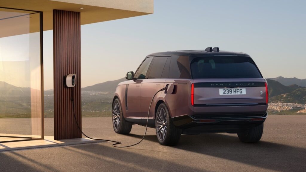 Range Rover представил первый полностью электрический внедорожник с выдающимися внедорожными характеристиками