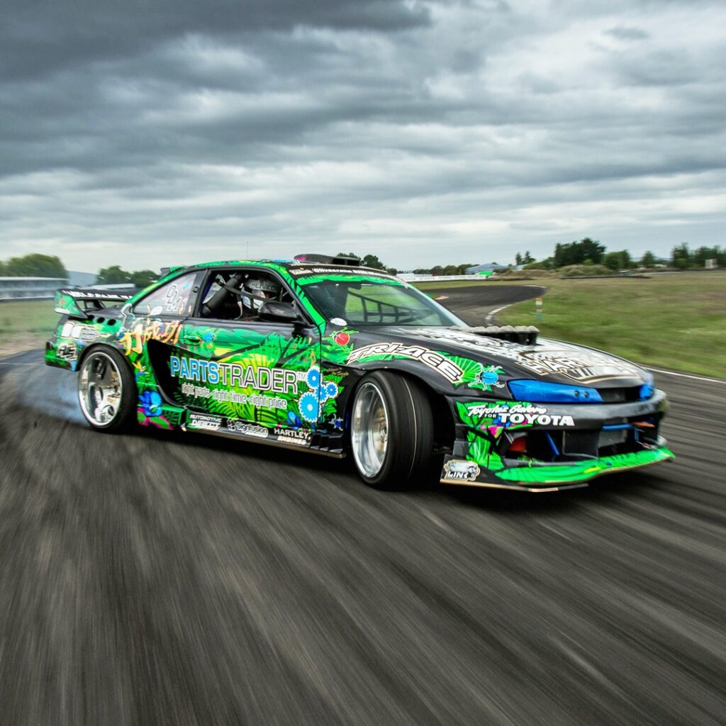 Анализ уникального дрифт-кара Nissan Silvia S14 с двигателем V12 в чемпионате D1NZ