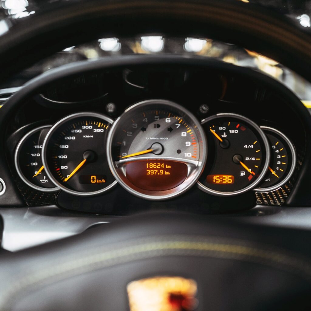 Porsche Carrera GT в лимитированном цвете Fayence Yellow: обзор редкого суперкара