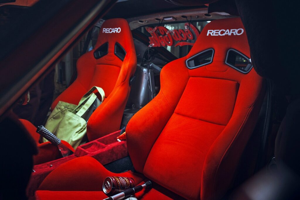 Реставрация и индивидуальный тюнинг купе Nissan Fairlady Z в стиле Coca-Cola