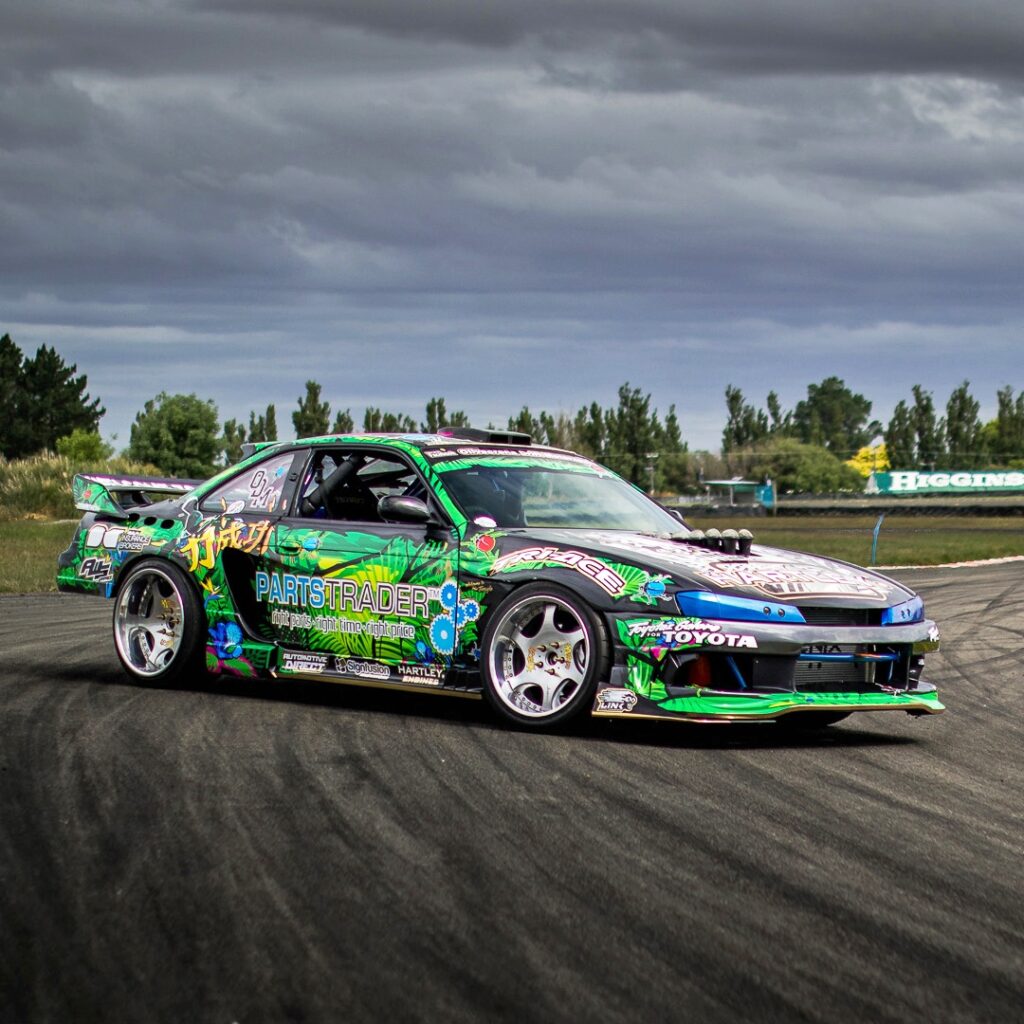 Анализ уникального дрифт-кара Nissan Silvia S14 с двигателем V12 в чемпионате D1NZ
