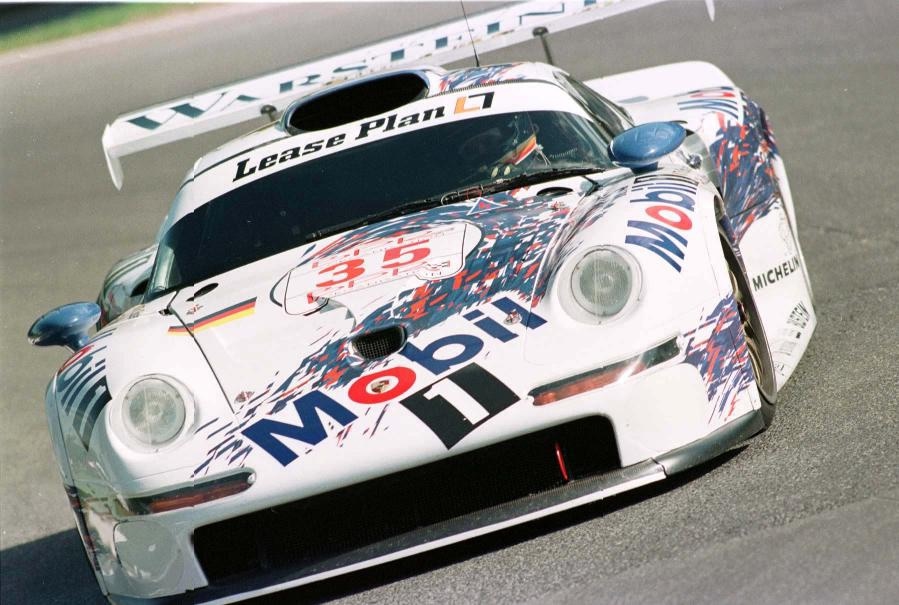 Исторический взгляд на гонку 4 часа Брэндс-Хэтч 1996: Porsche 911 GT1 в экипаже Тьерри Бутсена и Ханса-Йоахима Штука