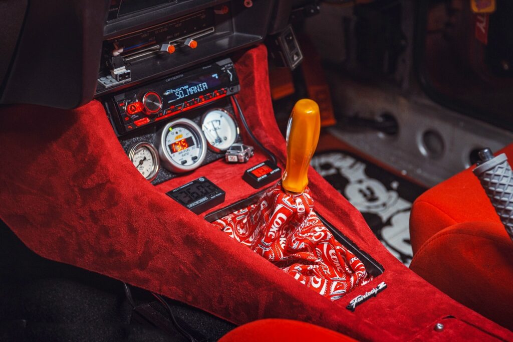Реставрация и индивидуальный тюнинг купе Nissan Fairlady Z в стиле Coca-Cola