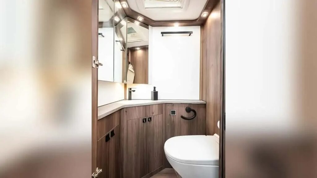 Imperial Traq i830: шведский дом на колесах на базе Mercedes-Benz Sprinter с внедорожным потенциалом