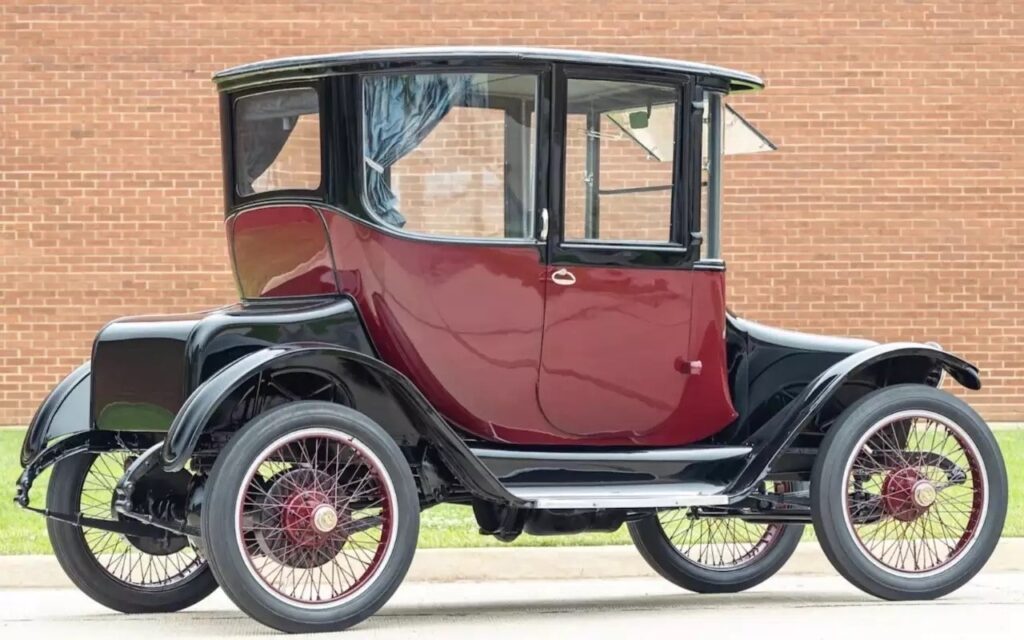 Исторический электромобиль 1918 года Detroit Electric Model 75B Brougham снова на ходу благодаря современным технологиям