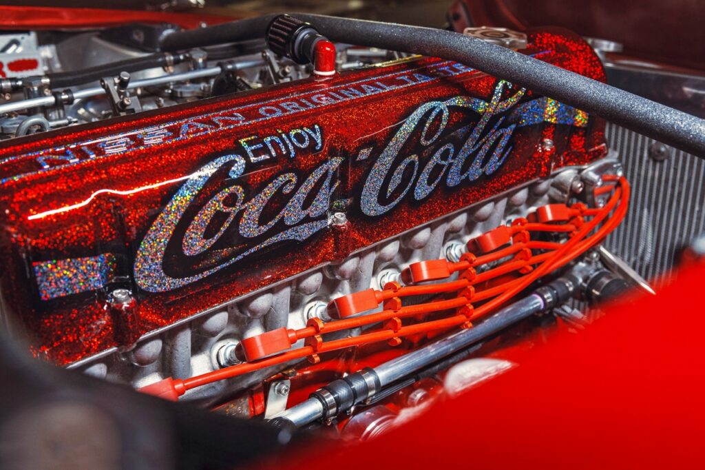 Реставрация и индивидуальный тюнинг купе Nissan Fairlady Z в стиле Coca-Cola