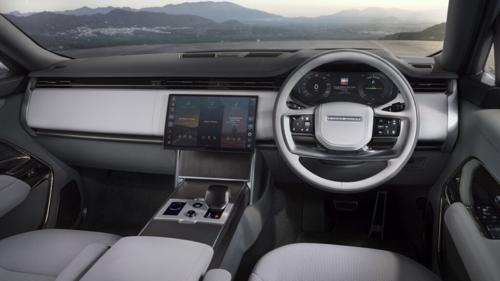 Range Rover представил первый полностью электрический внедорожник с выдающимися внедорожными характеристиками