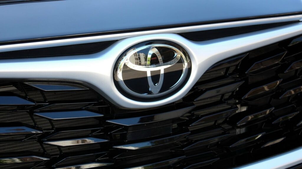 Судебный спор вокруг поставок Toyota и Lexus в Россию: причины и последствия