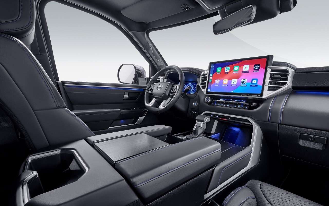 Новая Toyota Sequoia в России стоит от 11,8 млн рублей