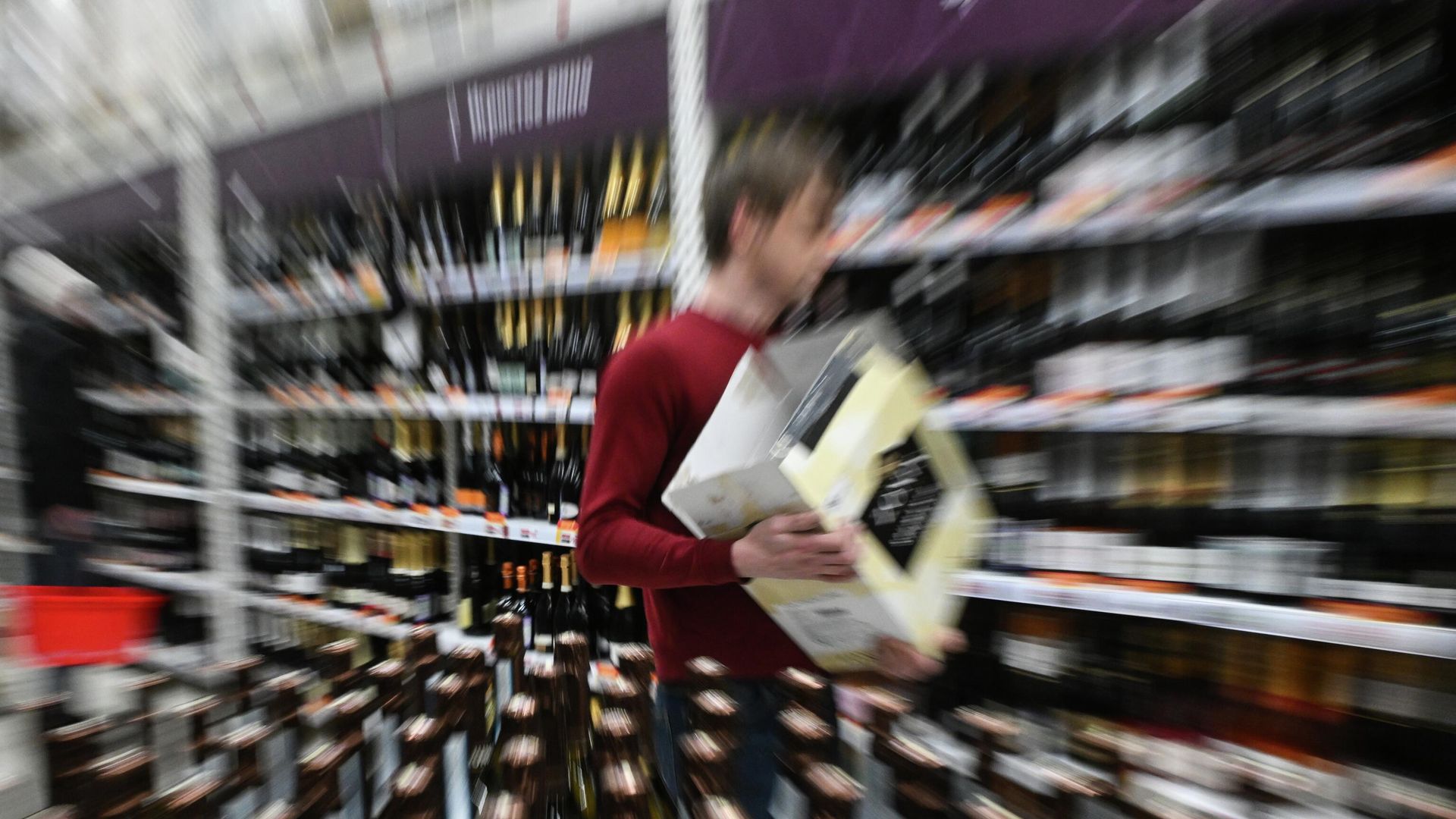 Продажи слабоалкогольных напитков в России упали на 58%