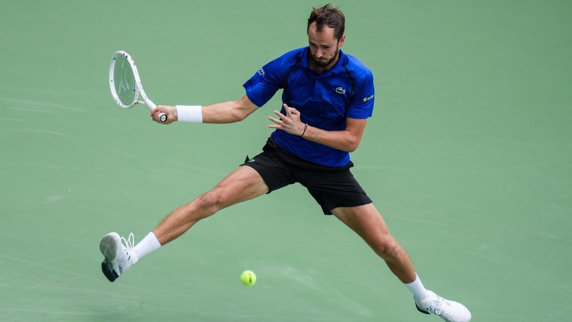 Даниил Медведев вышел в четвертый круг турнира ATP 1000 в Шанхае