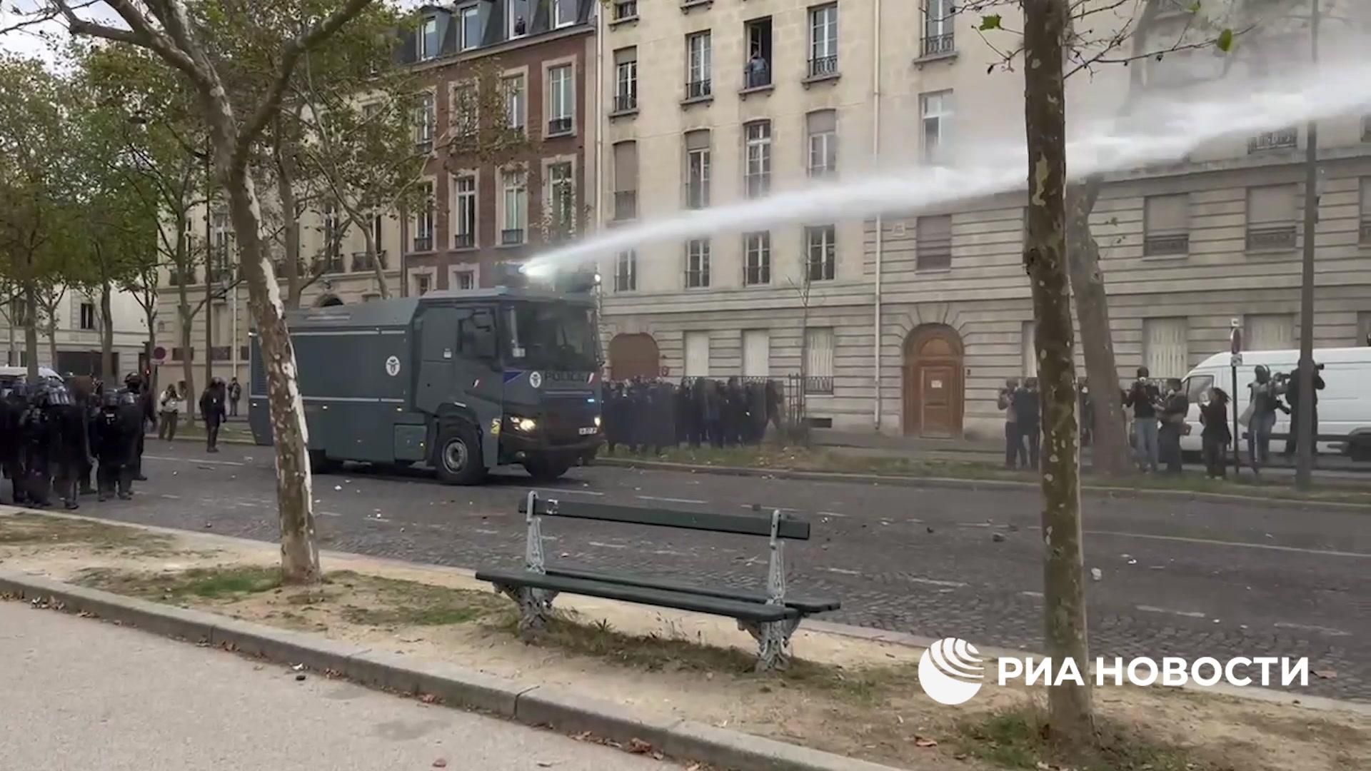 В Тиране при протестах пострадал 51 полицейский