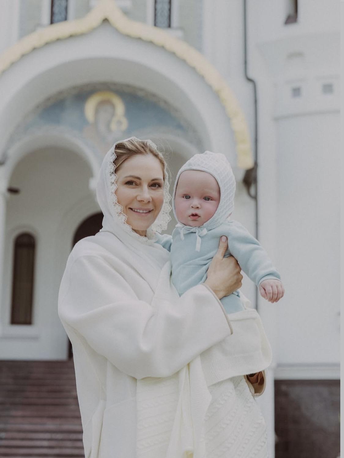 Анна Невская крестила сына и впервые показала его лицо