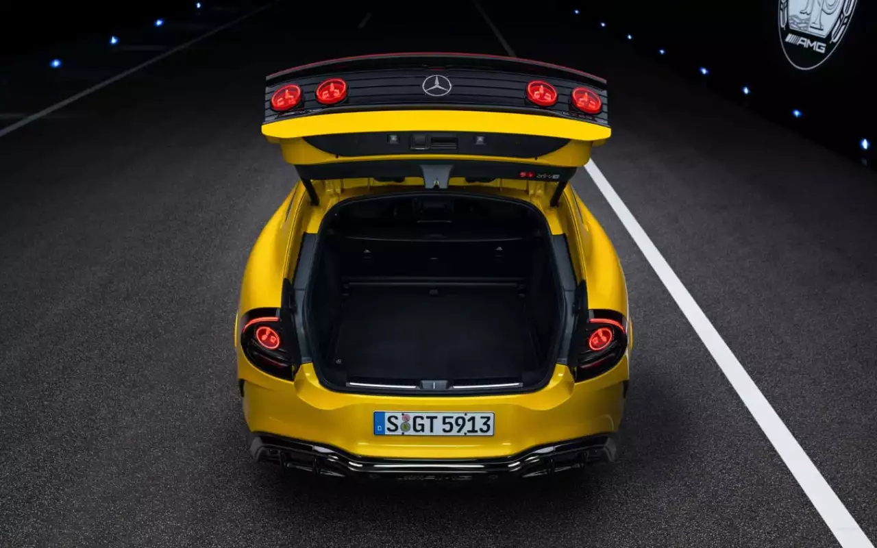 Mercedes ограничил звук V8 для электрического AMG GT