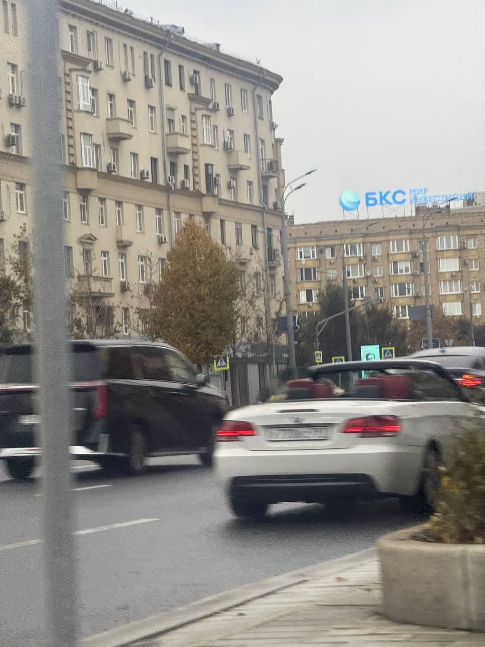 Мария Захарова с иронией оценила поездку по Москве в кабриолете под дождём