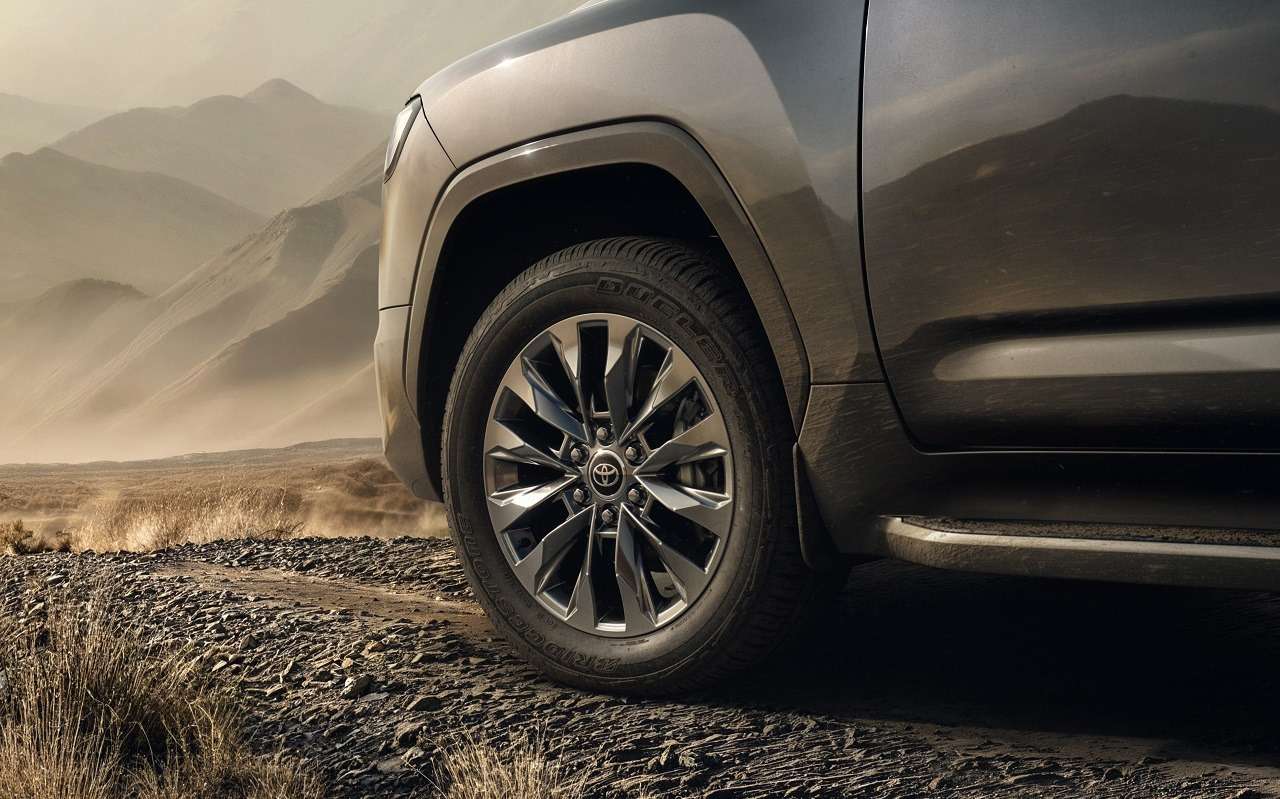 Toyota Land Cruiser 300 в России продают от 11,5 млн рублей