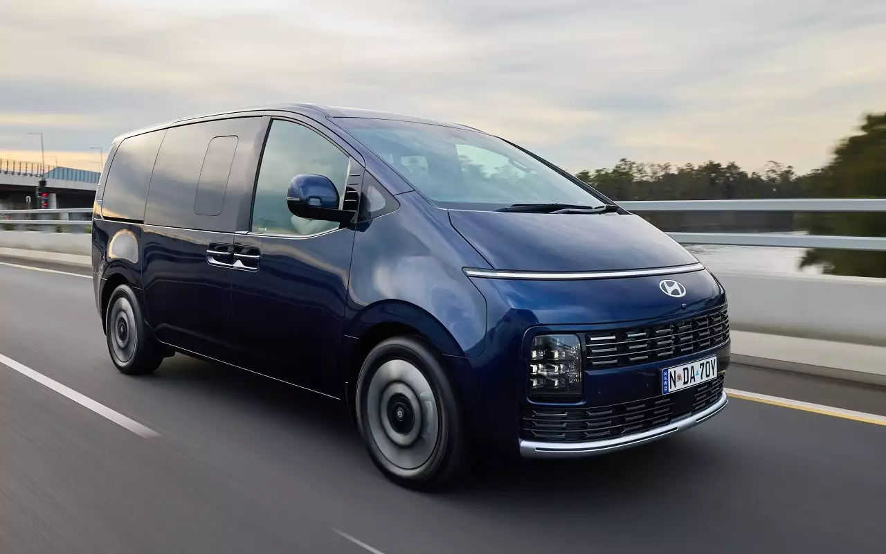 Новые Hyundai Staria 2026 года появились в России по цене от 6,39 млн рублей