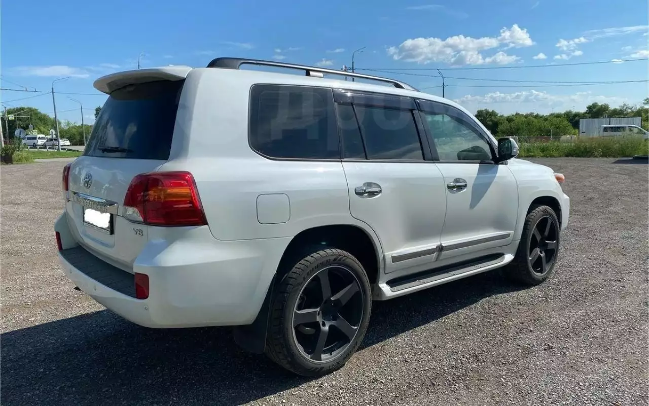 В Хабаровске продают Toyota Land Cruiser 200 с пробегом 2700 км