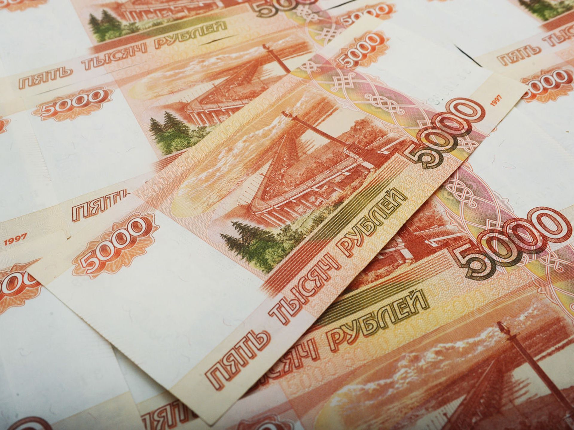 В пяти регионах России средняя зарплата в августе превысила 150 тысяч рублей