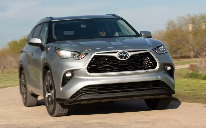Японские кроссоверы в России подорожали: цены Mazda, Toyota и Nissan