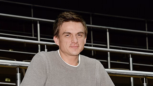 Влад Топалов показал новый образ с пышными усами