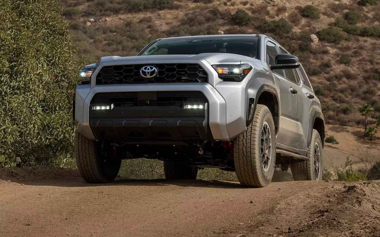 В Россию привезли новые Toyota 4Runner с гибридной установкой
